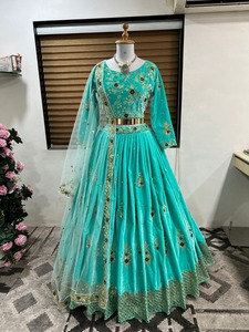 Longue robe de sol en velours de Viscose lourd avec broderies de 5mm - Product Image 2