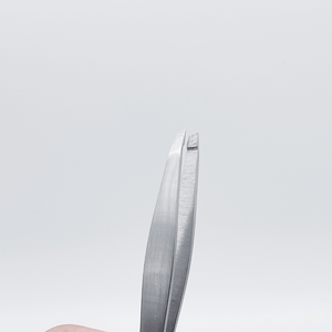 Pince à sourcils à pointe inclinée en acier inoxydable de qualité professionnelle avec finition incurvée et polie - Product Image 6