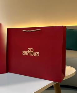 Bolsas de papel con logotipo en relieve personalizado de lujo para juegos de lápices labiales y joyas de perfume Embalaje personalizado Premium - Product Image 1