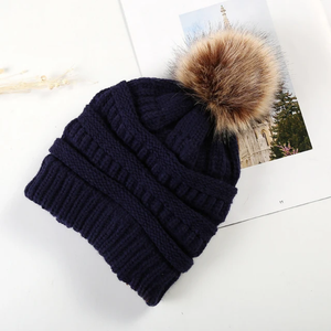 Vente en gros de bonnet à pompon épais et torsadé à logo personnalisé, couleur unie, pour femmes et filles adultes, bonnet avec gros pompon en fourrure - Product Image 3