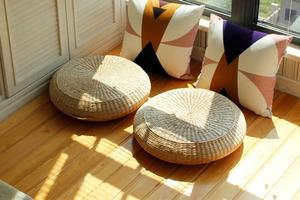 กันน้ําพองออตโตมันทุกสภาพอากาศรอบพักเท้าสตูลพร้อมที่จับแบบพกพา Pouf สําหรับลานสวน