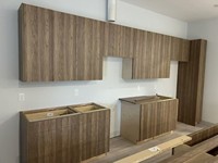 Set Kabinet Dapur Walnut Slab Tanpa Gagang, Panel Datar, Motif Kayu, Finishing Matte, Buatan USA, Stok Houston