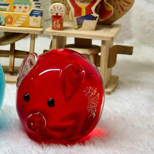 งานฝีมือศิลปะพื้นบ้านทางศาสนา รูปปั้นหมูแก้วสีแดง-ของตกแต่งบ้านปีใหม่จีนเสริมโชค ของขวัญ - Product Image 1