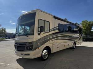 2017 Fleetwood BOUNDER 33C Class A RV d'occasion propre - Product Image 2