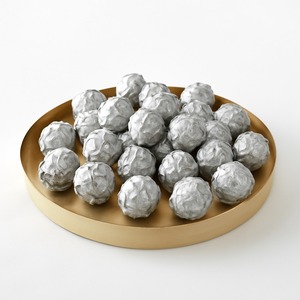 Bandeja DE SERVICIO DE METAL decorativa con acabado dorado, perfecta para chocolates, golosinas y agregar encanto a cualquier celebración - Product Image 4