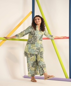 Fusion de mode: Style pakistanais Salwar Kameez - Fusion de styles traditionnels et modernes, créant une mode chic et élégante - Product Image 3