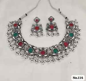 Conjunto de collar de moda con piedras y pendientes multicolores perfectos para celebraciones y reuniones étnicas y de fiesta - Product Image 2