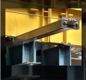 Sistema de Protección Contra Caídas para Rieles de Grúa con Anillo en D de Acero Inoxidable y Hebilla de Conexión Rápida, Materiales de Nailon y Poliéster - Product Image 1