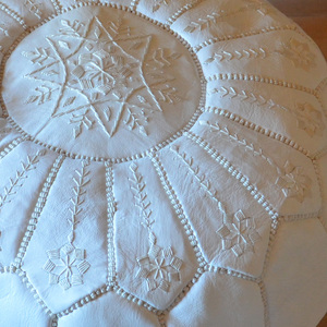 Puf Redondo Blanco de Cuero Genuino Estilo Bohemio Marroquí, Otomana Cosida a Mano, Decoración del Hogar, Asiento Bajo, Reposapiés, Uso Interior/Exterior - Product Image 2