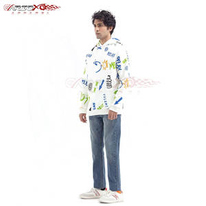 Pull à capuche Basics pour hommes avec impression sur le devant et tissu durable pour un confort toute la journée Sweat à capuche Modern Print Basics pour hommes - Product Image 2