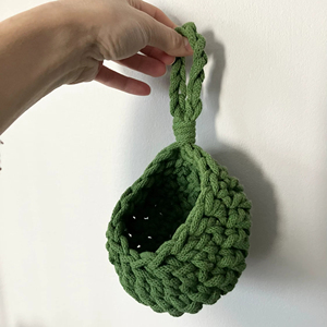 Panier suspendu vert fait à la main, solution de rangement compacte pour les clés, les plantes, les accessoires et la décoration de la maison, en provenance d'Inde - Product Image 1