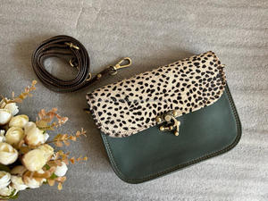 กระเป๋าถือวินเทจสำหรับผู้หญิงคุณภาพสูงมีสไตล์ตะวันตกพิมพ์ลายสัตว์หลากหลายรีไซเคิลกระเป๋าสะพายข้างหนังขนสัตว์ไนลอนสีสันสดใสล็อคด้านข้าง - Product Image 4