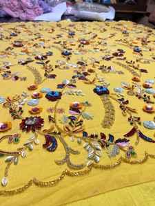 Tissu de haute qualité importé, orné de perles faites à la main, avec des perles lourdes, caractéristique unique pour les robes de soirée élégantes - Product Image 1