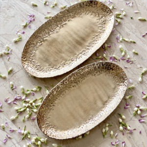 Elegante bandeja rectangular grande con acabado plateado y detalles florales, perfecta para fiestas, regalos y decoración de mesas. - Product Image 2