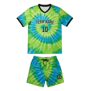 Tenue de football uniforme 2026 personnalisée, dernière conception respirante à rayures, avec strass, short et maillot d'équipe fabriqués au Pakistan - Product Image 1