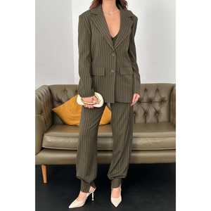 Ensemble de costume trois pièces rayé kaki pour femmes en gros pour des tenues élégantes - Product Image 1