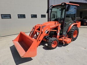 Tractor de Jardín Kubota de 40 Hp, 4x4, Color Rojo, Motor Multifuncional - Product Image 4
