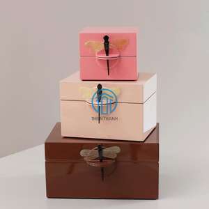 Caja de almacenamiento de laca púrpura con decoración de libélula elegante organizador de joyero lacado para joyería y artículos cosméticos - Product Image 2