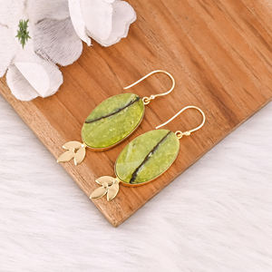 Boucles d'oreilles en laiton plaqué or avec pierres précieuses, opale verte, boucles d'oreilles pendantes élégantes en laiton avec brillance et finition - Product Image 3