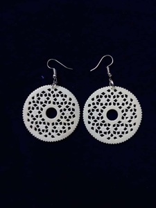 Venta caliente hecho a mano blanco colorido cuerno de búfalo hueso pendientes cuentas sueltas Concha Natural Coral Material público objetivo adultos - Product Image 4