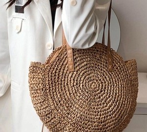 Bolso de Playa de Rafia Tejido a Mano: Bolso Redondo Estilo Boho con Asas de Cuero - Product Image 4