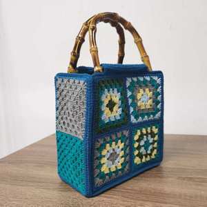 Sac fourre-tout en crochet rétro bohème fait main par un designer, fermeture à fermoirs, forme hobo, deux poignées, décoration florale géométrique de luxe - Product Image 5