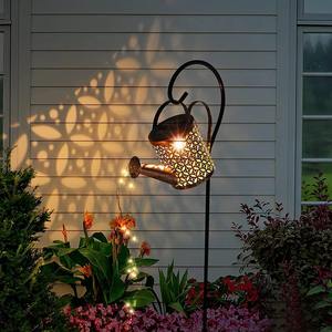 Arrosoir traditionnel en métal avec poignée arquée classique et finition vert mat idéal pour le style de jardin de balcon - Product Image 4