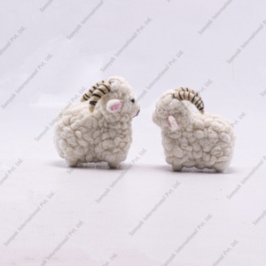 Figuras de Ovejas del Himalaya Hechas a Mano en Fieltro, Juguetes de Peluche con Estilo Rústico Nepalí, Lindas Figuras de Mujeres, Color Blanco, SAMYAK, Tamaños Personalizados, Más Vendidos para Regalos - Product Image 3