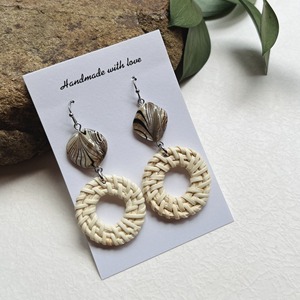 Boucles d'oreilles pendantes bohèmes faites à la main avec anneau plaqué or et tressage en corde de chanvre pour femmes - Product Image 6