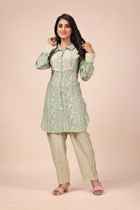 ชุดเสื้อผ้าอินเดียและปากีสถานแบบลำลองพิมพ์ลายเรยอนสำหรับงานเทศกาลและปาร์ตี้ - Product Image 2