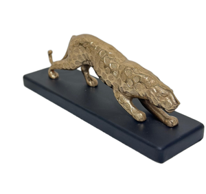 Escultura de leopardo de latón hecha a mano sobre base negra ideal para amantes de las estatuillas de animales de decoración de lujo y detalles artísticos únicos en el escritorio - Product Image 1