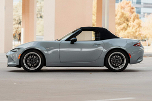 Mazda MX-5 Miata Club Híbrido Turbo Automático 2024 en Excelentes Condiciones, Color Gris Aero, Llantas R15, Asientos de Cuero, Volante a la Izquierda - Product Image 2