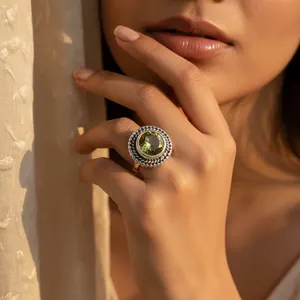 Bague Art Palace Vintage en argent 925 plaqué rhodium avec topaze verte sertie clos, tendance, unisexe, pour usage quotidien, bijoux raffinés - Product Image 2
