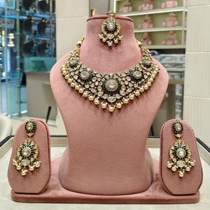 Conjunto de collar chapado en oro con diseño de moissanita Kundan de la mejor calidad con clase con pendientes Tikka para colección de ropa de boda para mujer - Product Image 1