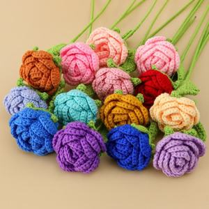 Bouquet de roses au crochet dégradé fait main à tige unique - Cadeau unique pour la Saint-Valentin, la fête des Mères, Noël, les célébrations de mariage - Product Image 3