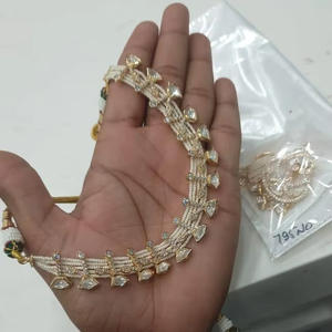 Ensemble de collier et boucles d'oreilles en laiton doré à la mode | Pierres de poire élégantes et perles, parfaites pour les mariées, les mariages et les célébrations de fête - Product Image 1