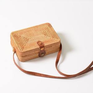 Bandolera de mimbre rectangular hecha a mano para mujer, bolso bohemio tejido a mano Bali, con correas de hombro de cuero Natural - Product Image 1