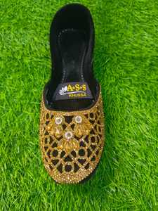 Vente en gros femmes khussa Sur demande nouveau Design couleur unie sur mesure fantaisie khussa Punjabi Khussa femmes design noir et doré - Product Image 2