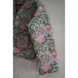 Chaqueta Acolchada Reversible de Algodón Tejido Ecológico con Estampado Floral, Prenda de Abrigo de Invierno Artesanal - Product Image 3
