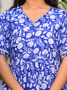 Robe midi décontractée d'été pour femmes, en coton 100% tissé, écologique, à imprimé floral bleu royal, avec col en V et manches bouffantes - Product Image 6