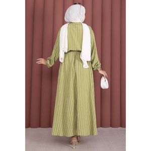 Conjunto de Dos Piezas a Rayas Verde Oliva, Talla XS, Camisa Corta Moderna y Falda con Cinturón Decorativo, Tops a Juego - Product Image 5