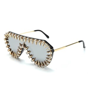 Gafas de sol para fiestas con lentes de cristal, se fotografian excepcionalmente bien, el brillo elegante del metal añade un toque futurista pero con estilo. - Product Image 1