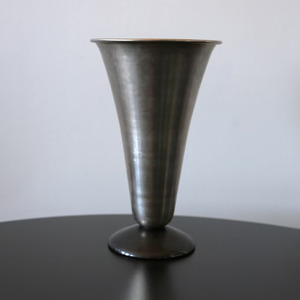 Elegante florero de metal hecho a mano con aspecto antiguo decorativo perfecto para arreglos de centro de mesa de salón de lujo - Product Image 2