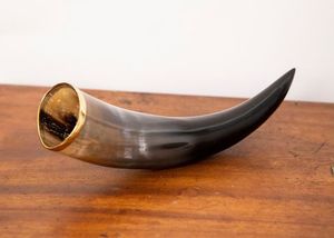 Soporte de cuerno para beber vikingo de estilo animal tallado pulido artesanías naturales con borde de latón para decoración del hogar - Product Image 3