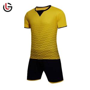 Uniforme de fútbol Camiseta de fútbol con logotipo personalizado Hecho en Pakistán Uniforme de fútbol de alta calidad - Product Image 1