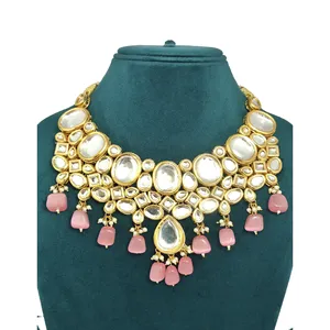 ชุดเครื่องประดับเจ้าสาวสีชมพูอ่อนแบบ Kundan Meenakari ชุบทองหรูหรา สร้อยคอรูปทรงใหญ่และเล็กสำหรับงานแต่งงาน - Product Image 2