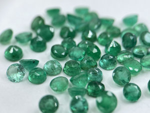 Cabujón redondo verde esmeralda cultivado en laboratorio Tamaño 4 MM a 6 MM Cabujón redondo Esmeralda Color verde Limpie Esmeralda Lote suelto Piedra preciosa - Product Image 3