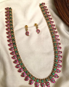 Conjunto de collar chapado en oro Jadau Kundan de diseño exclusivo de ropa tradicional con pendientes para colección de ropa de boda para mujer - Product Image 2