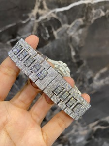 Montre de luxe unisexe 40 mm en acier inoxydable avec mouvement Miyota à quartz, sertie de moissanite de qualité supérieure taille baguette VVS, idéale pour les mariages - Product Image 5