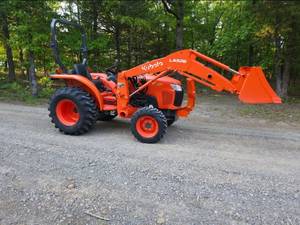 Tractor de Ruedas Kubota L2501 4WD Original con Cargador Frontal, Equipo Agrícola Rojo - Product Image 5